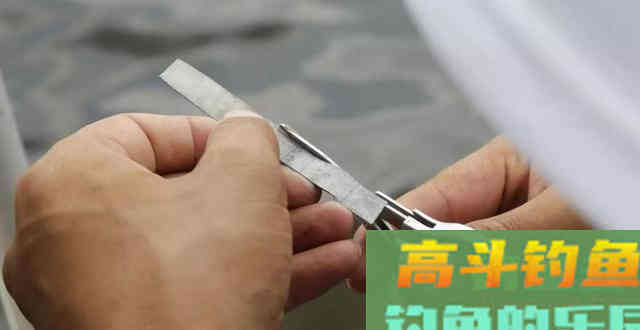 用蚯蚓等轻质饵料，调漂准确找到底的2个方法