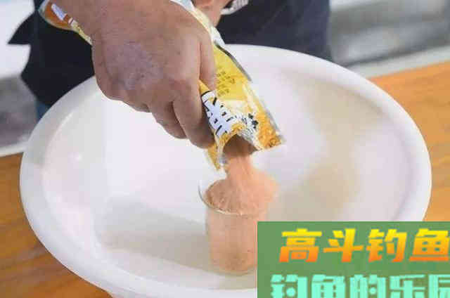 钓鲫鱼的出钓时机，选钓位与选窝饵技巧