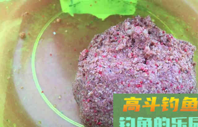 钓鲫鱼重在诱,窝料打太多实属浪费 钓鲫鱼重在诱,窝料打太多实属浪费