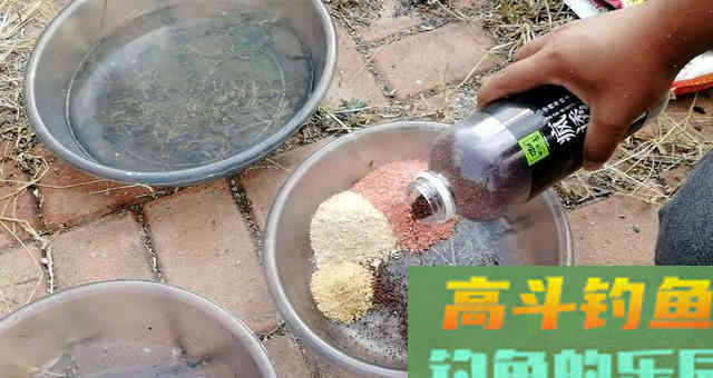 真正的钓鲫鱼高手从来不打窝,都是这样去开饵 真正的钓鲫鱼高手从来不打窝,都是这样去开饵
