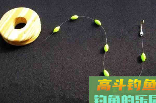这种钓法不用饵，专门钓草洞、冰洞，上钩的全是大鲫鱼