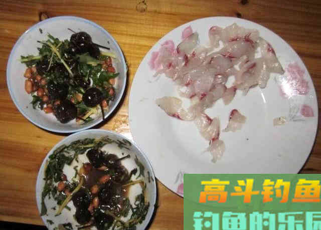 赤眼鳟的钓法与技巧，此鱼眼睛上长有红斑，酷似草鱼