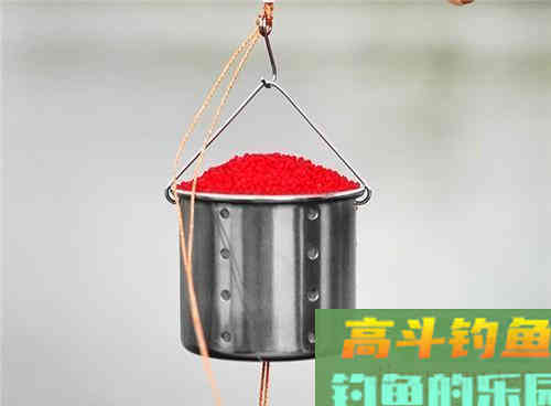 冬季要想鲫鱼钓得多，多打窝，冬季野钓打窝技巧