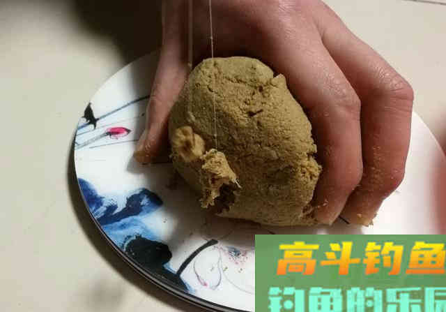 反常规用饵：充分利用轻盈饵料优势，巧用拉饵钓鲤鱼