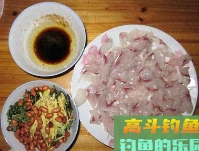 赤眼鳟的钓法与技巧，此鱼眼睛上长有红斑，酷似草鱼