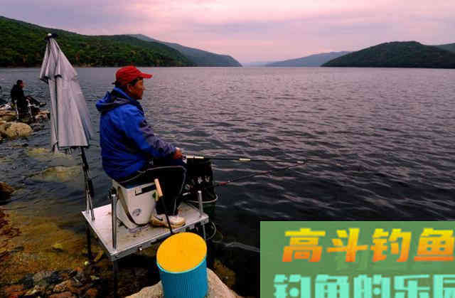 秋冬季节交替，正适合野外钓大鲫