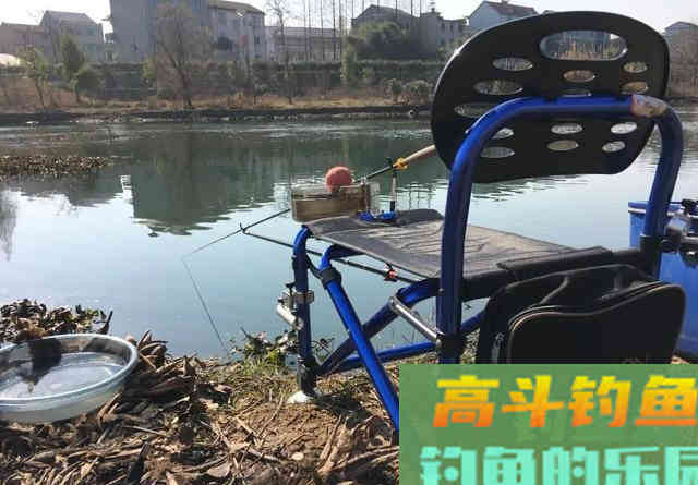 钓鲫鱼只能用短竿？野钓需灵活，打破常规方能收获惊喜