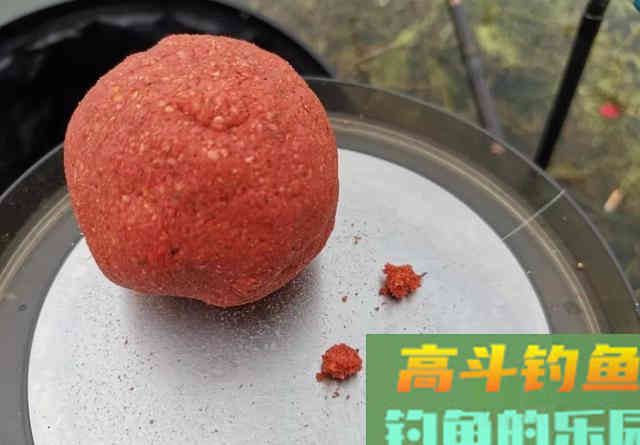 钓鲫鱼重在诱,窝料打太多实属浪费 钓鲫鱼重在诱,窝料打太多实属浪费
