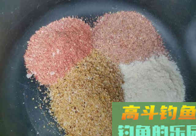 一钩拉饵一钩蚯蚓，秋冬野钓鲫鱼，屡创佳绩