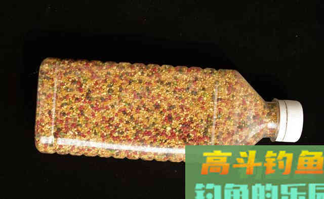 若想要在深秋钓得能够切线的大鲫鱼，这样制作窝料和设定钓法