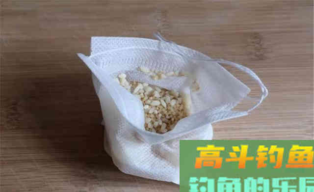 秋季钓鱼要用怪招，打窝聚鱼不走寻常路