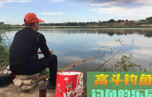 秋季钓鱼，钓浅还是钓深？选对了才能爆护