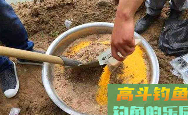 秋季钓鱼要用怪招，打窝聚鱼不走寻常路