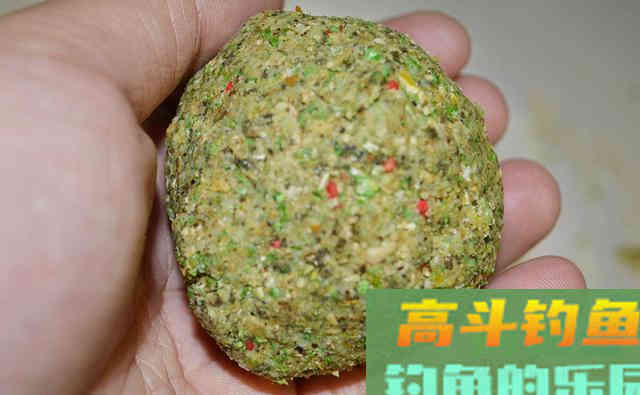 谁说夏季钓鱼不能用腥饵，虾仁蘸虫粉，半天钓了38斤鱼