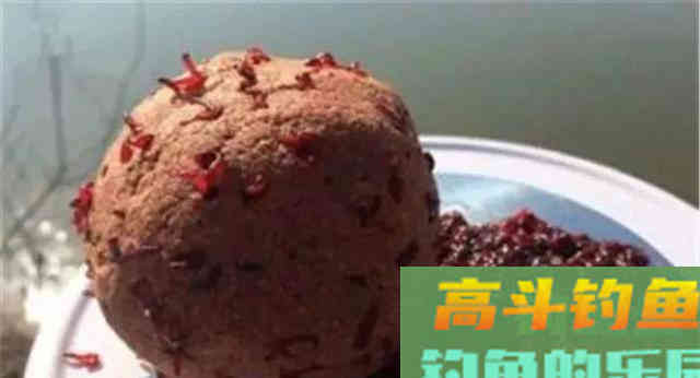 冬季居然是钓鲫鱼的黄金季节，应该钓深还是应该钓浅