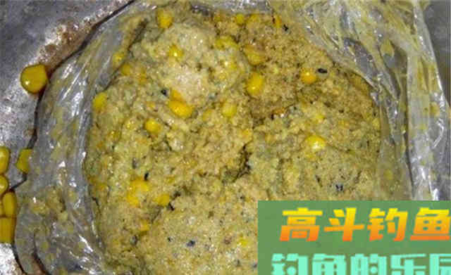 秋季钓鱼要用怪招，打窝聚鱼不走寻常路