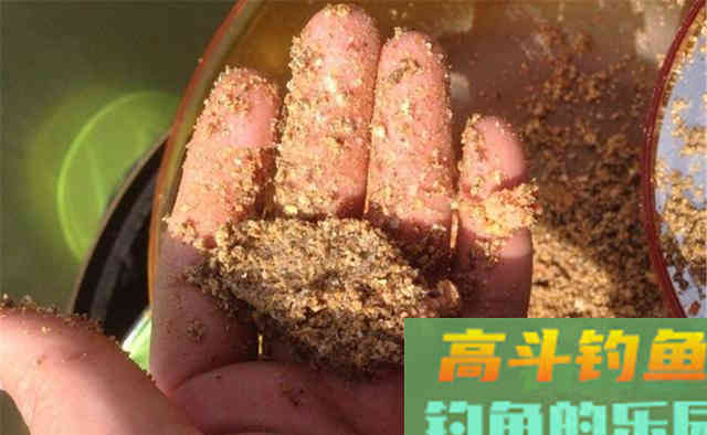 冬季钓鱼，一半在于聚鱼进窝，一半在于诱鱼咬钩