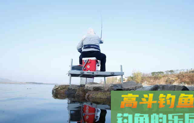 初冬，在自然水域垂钓要学会变
