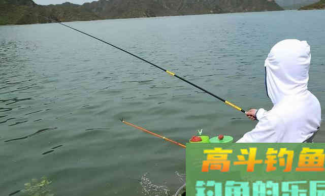 冬季野钓，窝里有鱼泡但就是不咬钩，因为这四点你没有做好