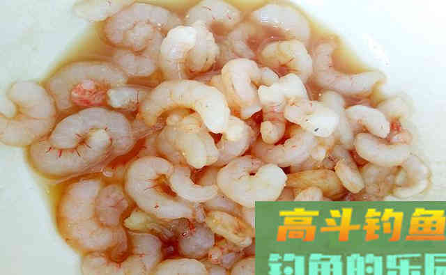 谁说夏季钓鱼不能用腥饵，虾仁蘸虫粉，半天钓了38斤鱼