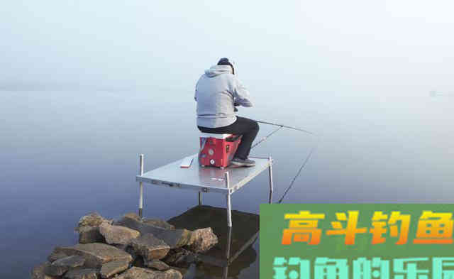 初冬，在自然水域垂钓要学会变