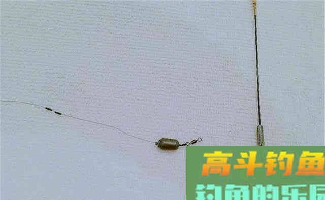 秋季野钓大鱼，遇上风大、水流急，用双铅钓法