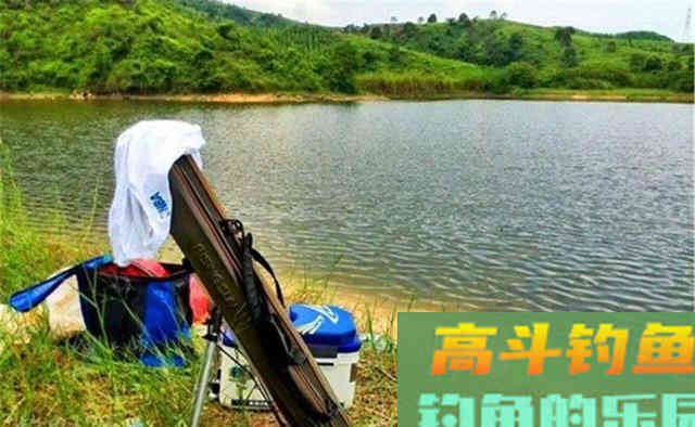 秋季野钓大鱼，遇上风大、水流急，用双铅钓法