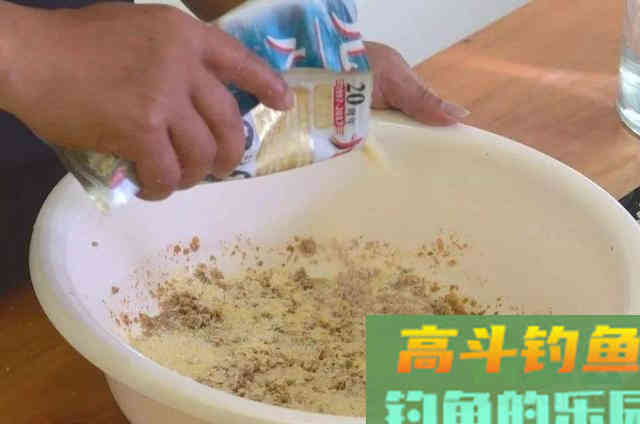 秋钓时，我每次都这样用饵