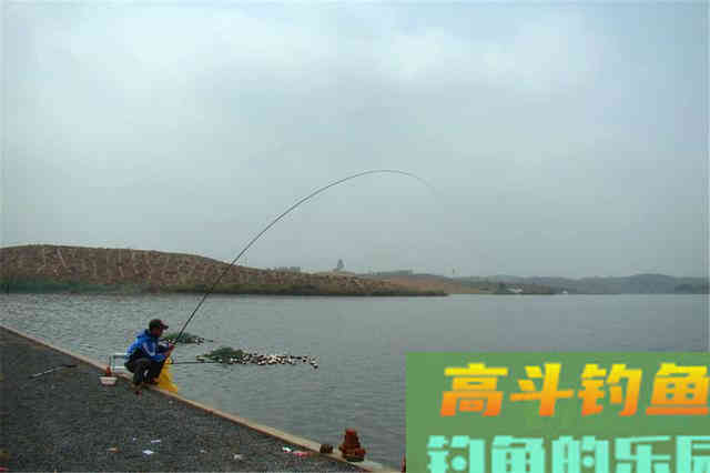 冬季户外野钓，到底钓深还是钓浅，可以遵循这几个原则