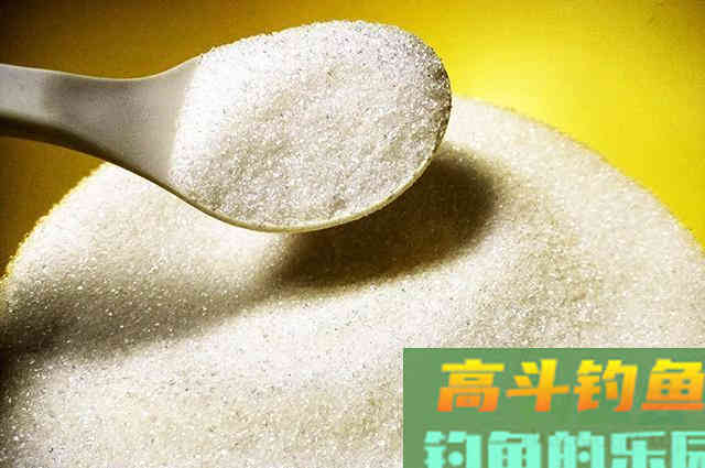 大叔没钱买饵料，索性就自己在家做