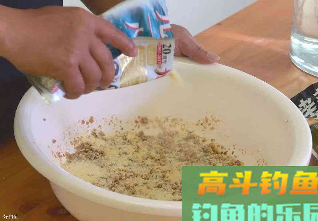 夏季高温多雨，用这款老鬼饵料配方钓鲤鱼最方便