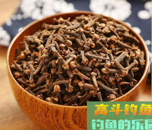 钓鱼用的药酒不全是药香味，还有腥、甜、臭的这些味型