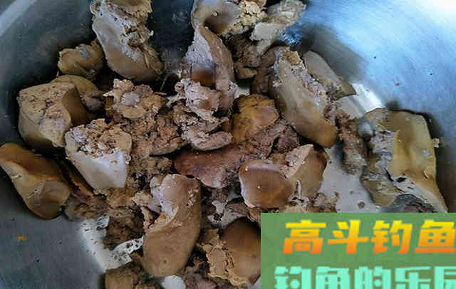 老钓友坦言，冬季钓鲫鱼我只用这三种东西做饵料