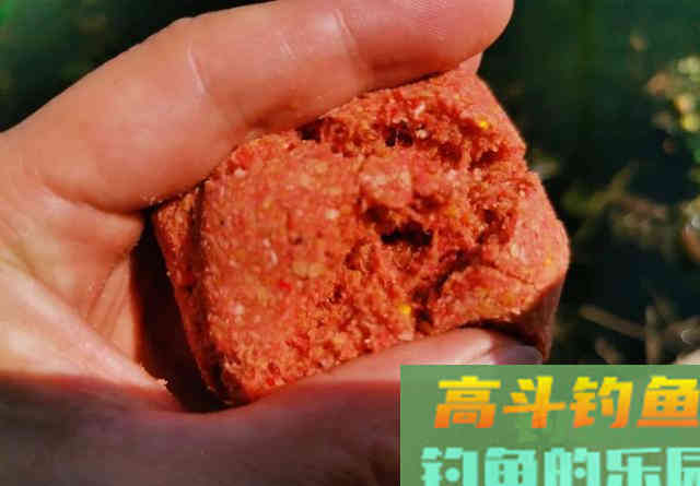 有水流的地方这样做窝诱鱼才快，效果要比手抛窝好得多