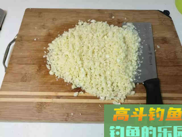 大蒜这么处理，入冬后用来钓鲫鱼，比用蚯蚓效果好