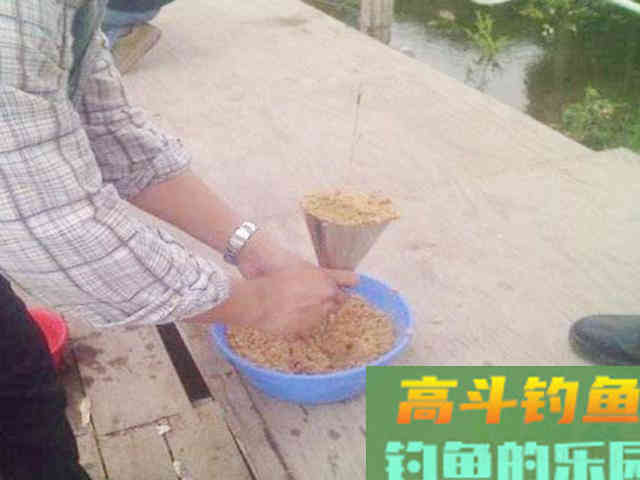 河边钓鱼请远离新手钓友，不然你会吃大亏
