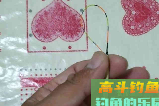 水面鱼星满满，水底却无鱼吃饵，是什么原因
