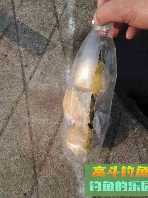 不用手抛，不用打窝器，这几种非主流打窝方法，聚鱼效果也不错