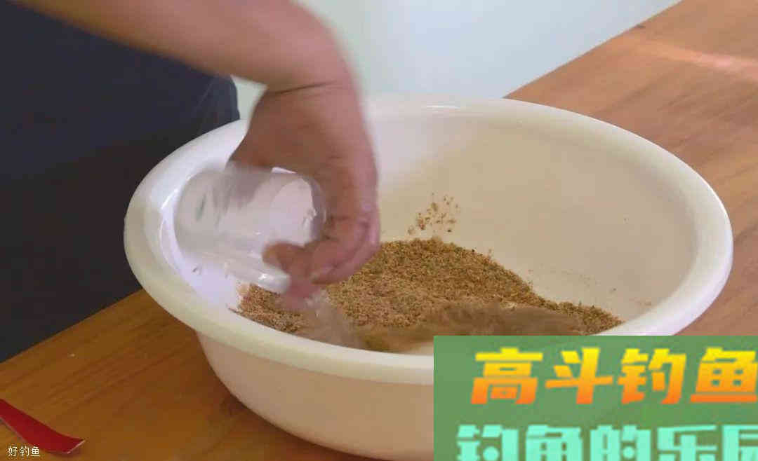 夏季高温多雨，用这款老鬼饵料配方钓鲤鱼最方便