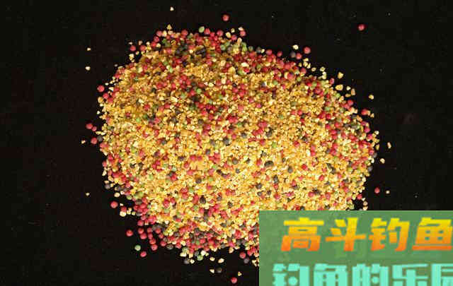 冬天钓鱼，如何快速诱鱼？这样打窝，效果杠杠滴