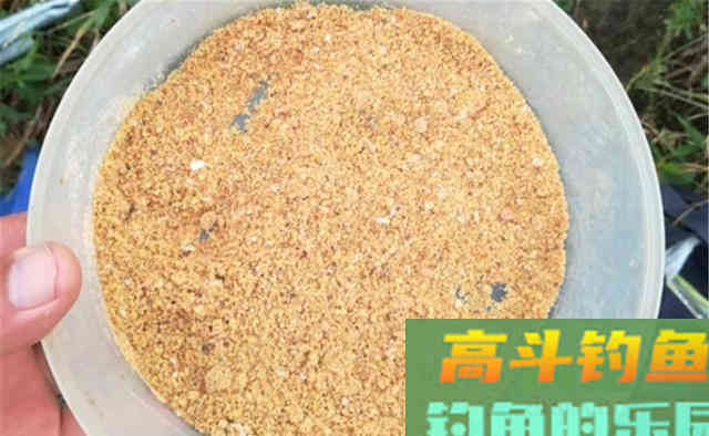 进入晚秋，鲫鱼开始贴秋膘，用这些饵料配方