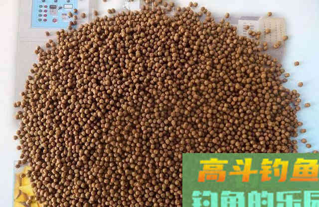 钓草鱼鳊鱼混养饵料新思路，成本几元钱，轻松破百斤