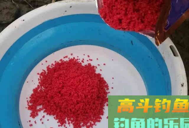 饵料中加点佐料，夜钓鱼口更佳