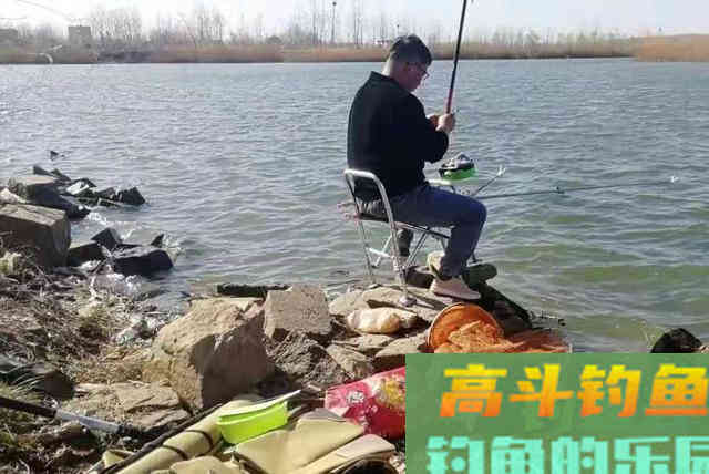 奇了怪了，每一次提竿都没鱼，被迫用上这狠招