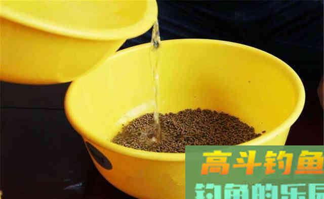 深秋钓鲤鱼，用这些自制饵料