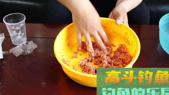 饵团开好之后这样处理一下，附钩性能增加一倍