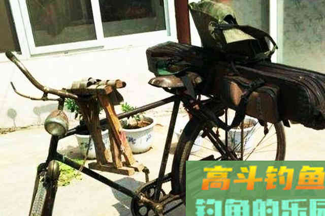 大叔没钱买饵料，索性就自己在家做