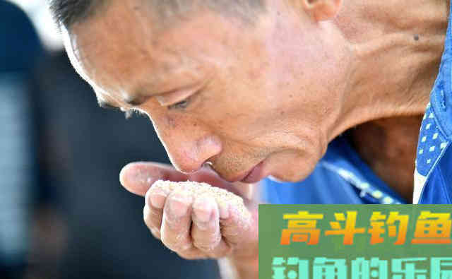 钓友问：为啥用红虫一条接一条，用饵料钓不到鱼