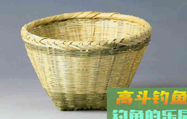 用轮胎、竹子在浮萍中做一个人工鱼窝