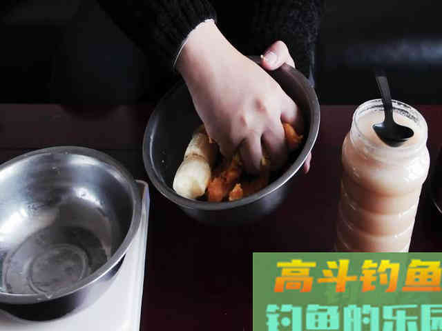 我用自配饵料，朋友用红虫蚯蚓！3小时渔获对比